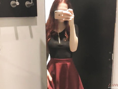 Бесстыжая русская девушка с рыжими волосами ебёт себя в примерочной