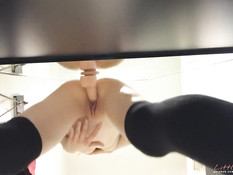 Бесстыжая русская девушка с рыжими волосами ебёт себя в примерочной