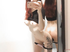 Бесстыжая русская девушка с рыжими волосами ебёт себя в примерочной