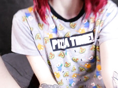 Голубоглазая русская тёлка с красными волосами делает глубокий минет