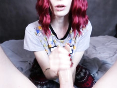 Голубоглазая русская тёлка с красными волосами делает глубокий минет