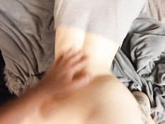 Парень отымел худую тёлку в позе раком и заполнил спермой бритую кису