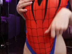 Молодая русская любительница косплея ебётся в костюме девушки-паука