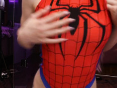 Молодая русская любительница косплея ебётся в костюме девушки-паука