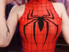 Молодая русская любительница косплея ебётся в костюме девушки-паука