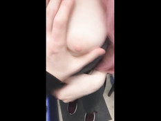 Зашёл в примерочную и дал отсосать пенис красивой русской девчонке