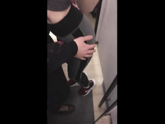 Зашёл в примерочную и дал отсосать пенис красивой русской девчонке