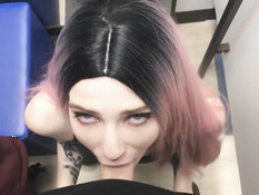 Зашёл в примерочную и дал отсосать пенис красивой русской девчонке