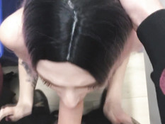 Зашёл в примерочную и дал отсосать пенис красивой русской девчонке