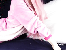 Гламурная девушка с розовыми волосами и тату отпердолила себя в анус