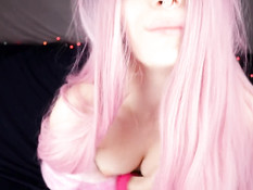 Гламурная девушка с розовыми волосами и тату отпердолила себя в анус