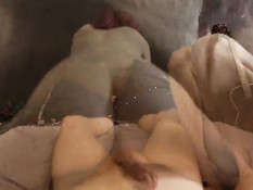 Худая русская тёлка с красными волосами ебёт парня в позе наездницы