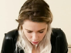 Девушка в комбинезоне из чёрного латекса ебёт парня в позе наездницы