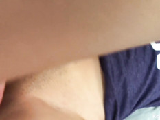 Вставил член в киску сонной подружки и отодрал девчонку на кровати