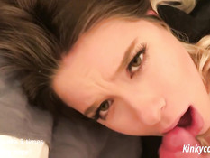 Страстная молодая блондинка громко кричит во время ебли с приятелем