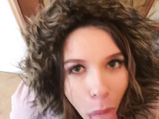 Блондинка в куртке встаёт на колени и делает бойфренду сочный минет