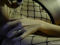 Сисястая блондинка в сетчатых колготках теребит клитор и сосёт член