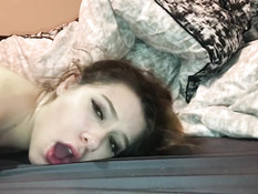 Парень отодрал свою молодую подругу раком и кончил в открытый ротик