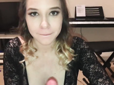 Девка в чёрном боди встала на колени и сделала парню отличный минет