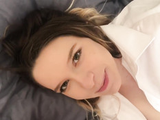 Девица делает своему бойфренду минет и трахает себя фаллосом в киску