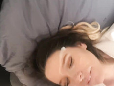 Девица делает своему бойфренду минет и трахает себя фаллосом в киску