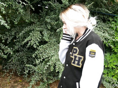 Юная блондинка вышла с парнем во двор и отсосала хуй стоя на коленях