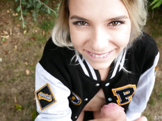 Юная блондинка вышла с парнем во двор и отсосала хуй стоя на коленях