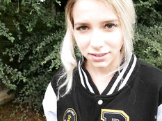 Юная блондинка вышла с парнем во двор и отсосала хуй стоя на коленях