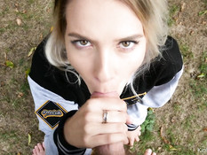 Юная блондинка вышла с парнем во двор и отсосала хуй стоя на коленях