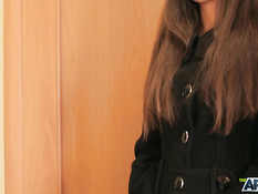 Угостил вином грудастую русскую девчонку и отодрал в пизду на диване