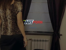 Возбуждённая русская красотка раздевается и мастурбирует на кровати