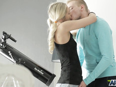 Худая русская блондинка с хвостиками ебётся с парнем в разных позах