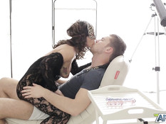 Татуированная русская девушка в чёрном боди дала отыметь себя в анал