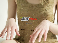 Худая русская красотка со светлыми волосами теребит свою бритую писю