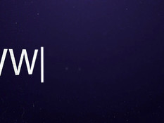 Кудрявая мулатка сосёт член у белого парня и ебётся с ним на кровати