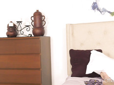 Кудрявая мулатка сосёт член у белого парня и ебётся с ним на кровати