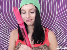 Грудастая беременная брюнетка ласкает грудь и мастурбирует клитор