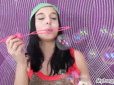 Грудастая беременная брюнетка ласкает грудь и мастурбирует клитор