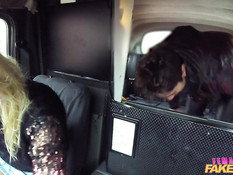 Развратная светловолосая таксистка ебётся с парнем на заднем сиденье