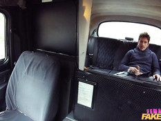 Развратная светловолосая таксистка ебётся с парнем на заднем сиденье