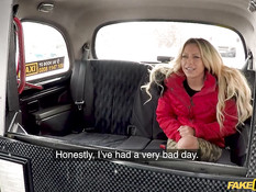 Длинноволосая французская блондинка ебётся с англичанином в такси