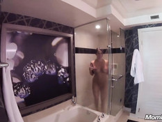 Развратная мамочка с большими дойками ебётся с парнем на лестнице