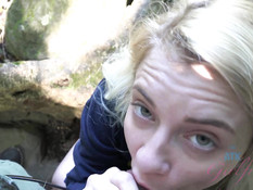 Парень привёз в джунгли молодую блондинку и отымел раком возле ручья