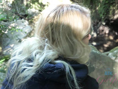 Парень привёз в джунгли молодую блондинку и отымел раком возле ручья