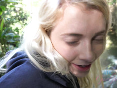 Парень привёз в джунгли молодую блондинку и отымел раком возле ручья