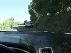 Парень привёз в джунгли молодую блондинку и отымел раком возле ручья