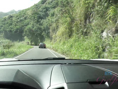 Парень привёз в джунгли молодую блондинку и отымел раком возле ручья