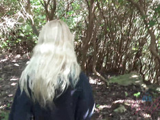 Парень привёз в джунгли молодую блондинку и отымел раком возле ручья