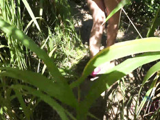 Парень привёз в джунгли молодую блондинку и отымел раком возле ручья