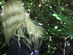 Парень привёз в джунгли молодую блондинку и отымел раком возле ручья